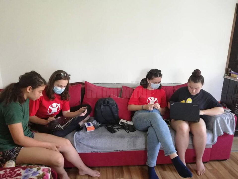 Elevi care au primit tablete și laptopuri, donație din partea unei familii din Austria Elevi care au primit tablete și laptopuri, donație din partea unei familii din Austria