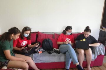 Elevi care au primit tablete și laptopuri, donație din partea unei familii din Austria