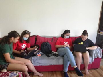 Elevi care au primit tablete și laptopuri, donație din partea unei familii din Austria