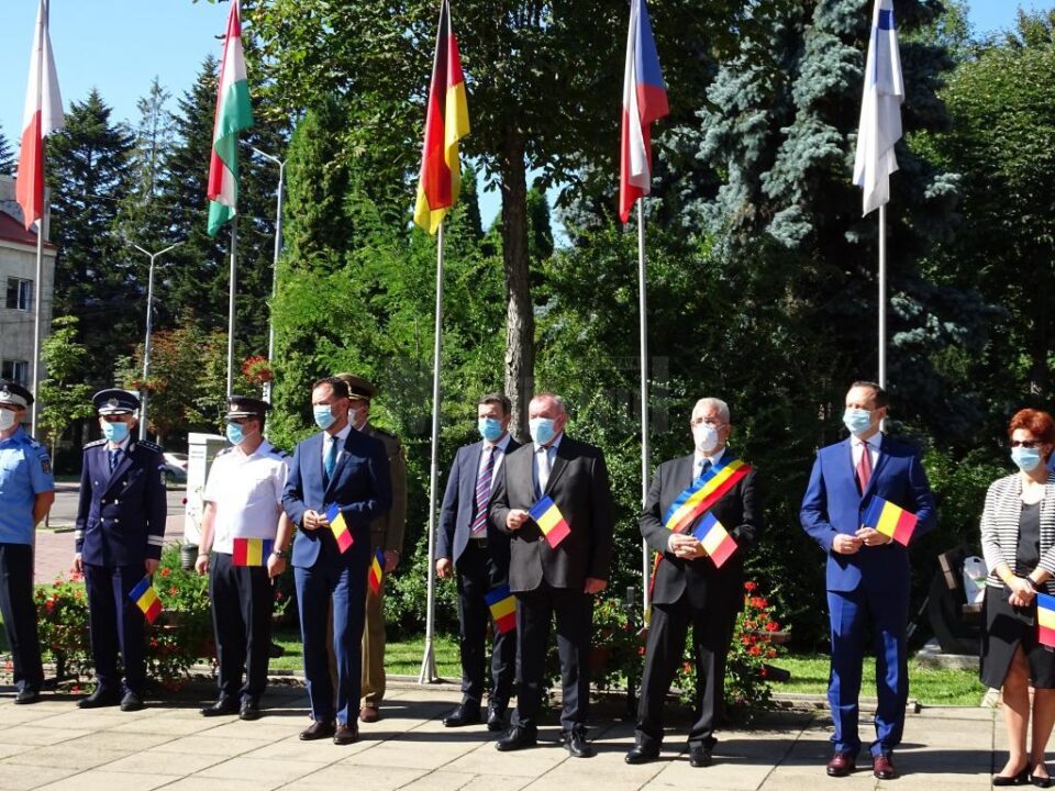 Ziua Imnului, sărbătorită la Suceava cu măștile pe față, în Piața Steagurilor 2