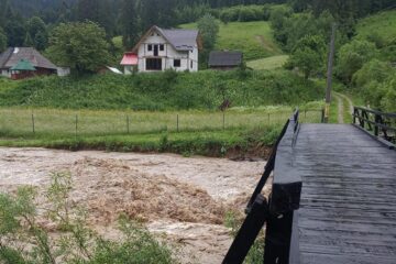 Apa învolburată a râului Suceava a dus la frângerea podului din lemn și izolarea localnicilor