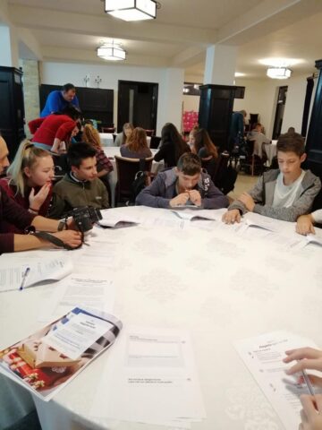 18 elevi de la „Petru Mușat” au obținut calificarea de „Operator în fabricarea celulozei și hârtiei”