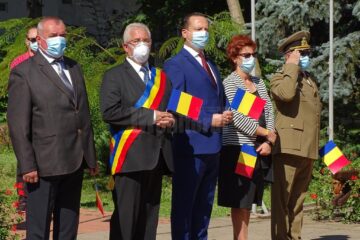 Ziua Imnului, sărbătorită la Suceava cu măștile pe față, în Piața Steagurilor