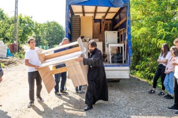 Voluntarii Asociației Tinerilor Ortodocși Suceveni continuă să ajute o familie greu încercată din Brăești – Botoșani