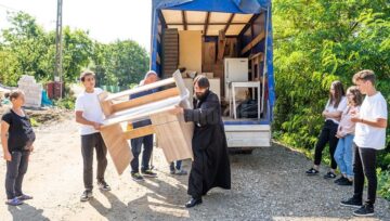 Voluntarii Asociației Tinerilor Ortodocși Suceveni continuă să ajute o familie greu încercată din Brăești – Botoșani