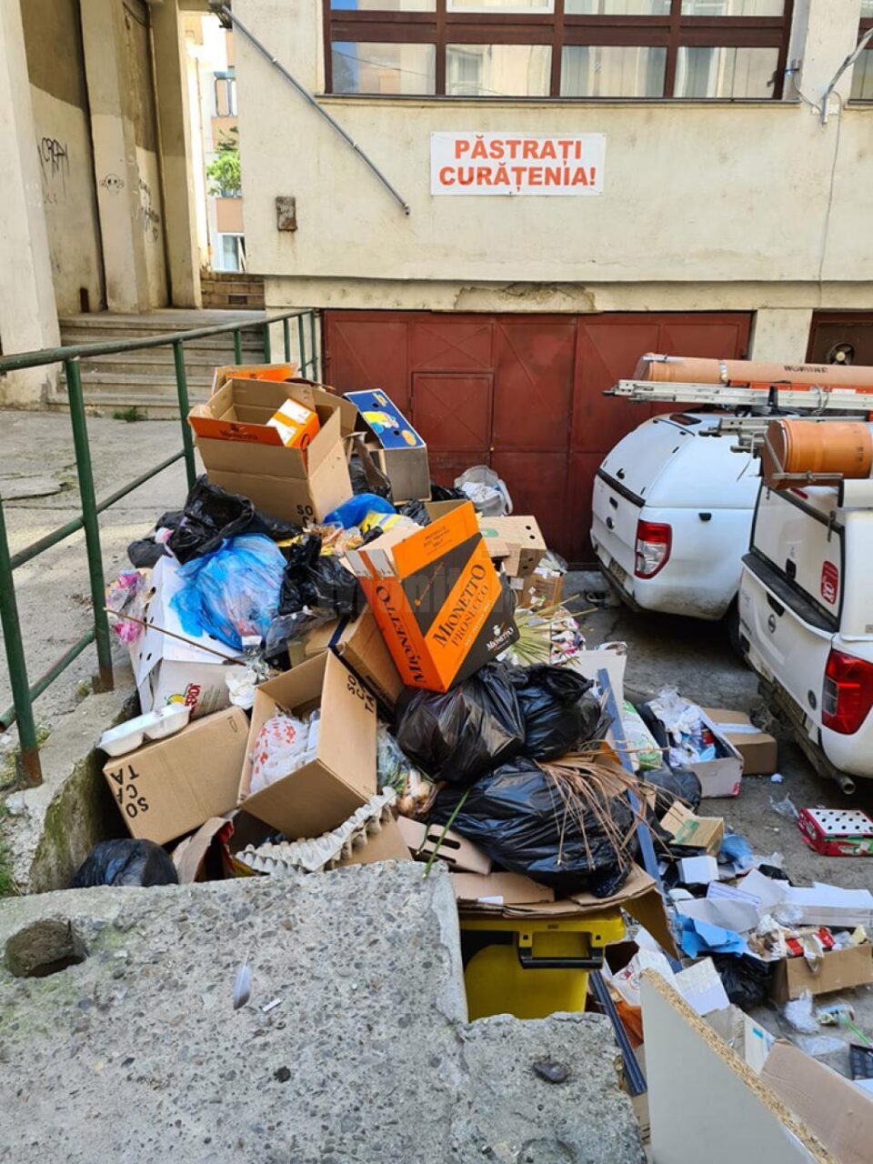 Pubele cu gunoi cu vechime de aproape o săptămână, în buricul Sucevei