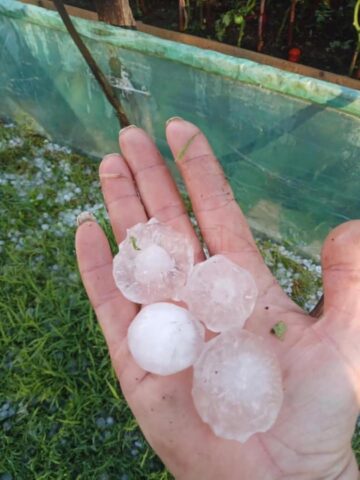 Grindina a făcut prăpăd la Dolhasca: peste o sută de acoperișuri de casă sunt afectate