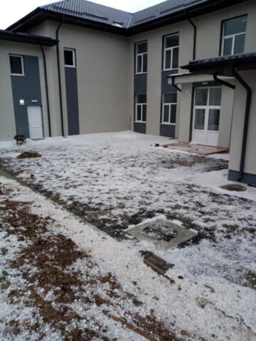 Grindina a făcut prăpăd la Dolhasca: peste o sută de acoperișuri de casă sunt afectate