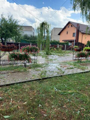 Grindina a făcut prăpăd la Dolhasca: peste o sută de acoperișuri de casă sunt afectate