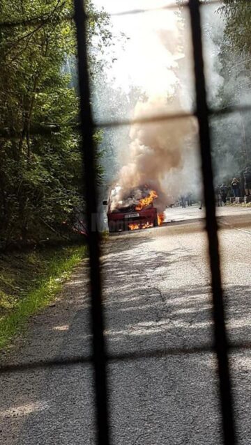 Mașina a ars violent