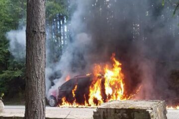 Mașina a ars violent