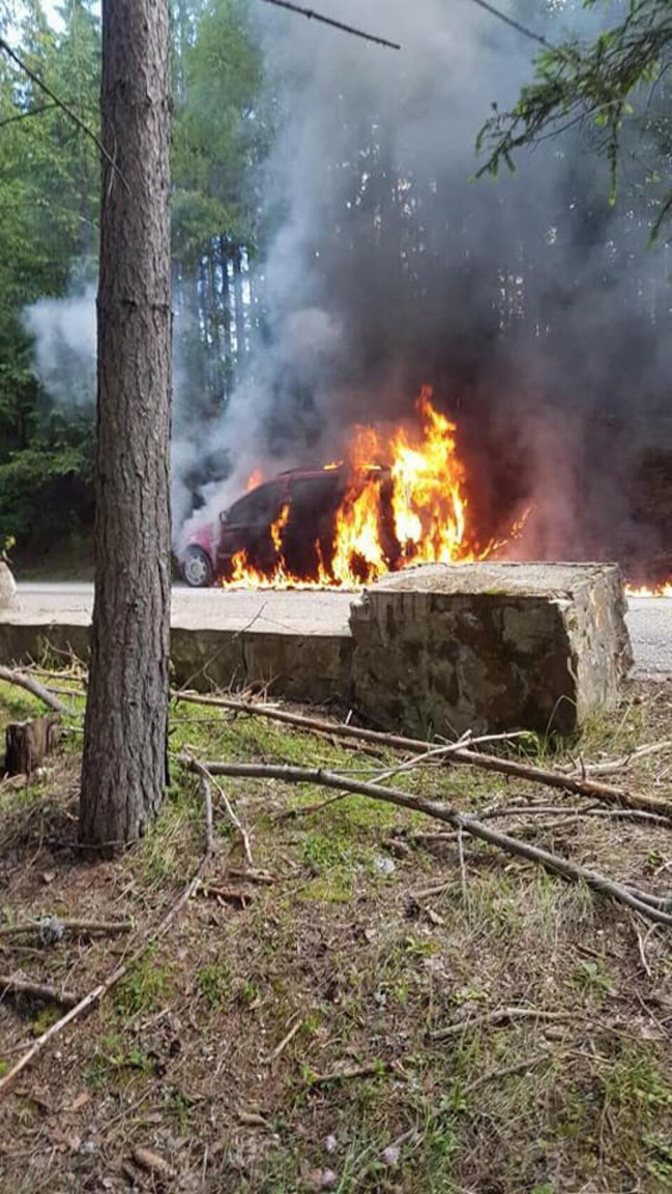 Mașina a ars violent