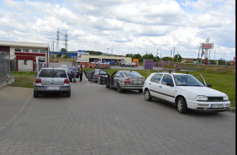 Păgubiți adunați la poarta depozitului Duo Mat (Retail)