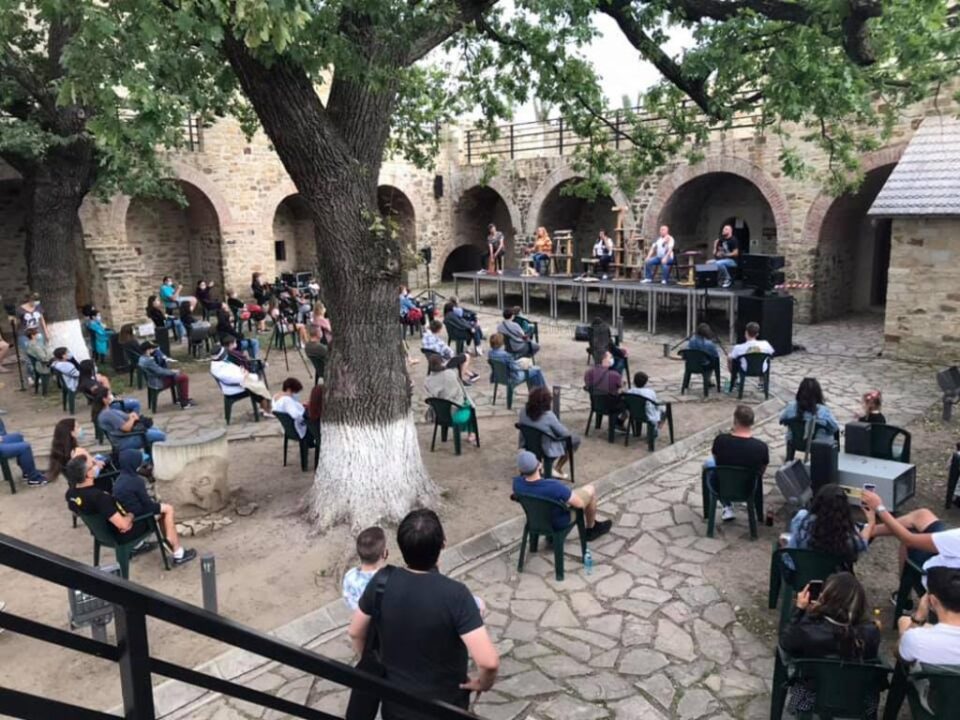 Spectacolul concert „PiSiCi”, sâmbătă, în curtea interioară din Cetatea de Scaun Suceava Spectacolul concert „PiSiCi”, sâmbătă, în curtea interioară din Cetatea de Scaun Suceava