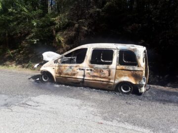Mașina a ars violent
