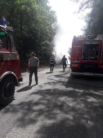 Mașina a ars violent