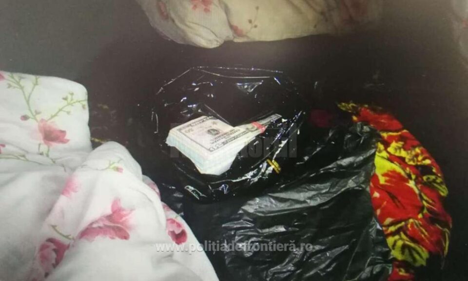 Dolarii erau ascunsi intr-o punga din cabina camionului