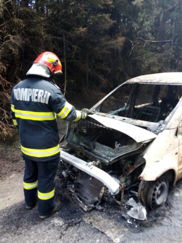 Mașina a ars violent