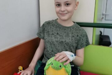 Luca Țurcanu, elev în clasa a II-a, la Școala Gimnazială „Miron Costin” Suceava, a fost diagnosticat recent cu leucemie