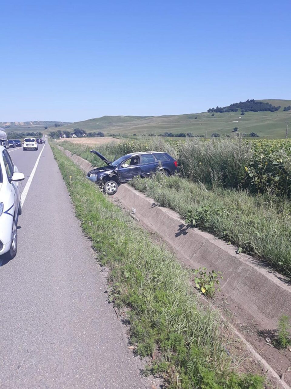 Cinci răniți din cauza depășirii unui buldoexcavator pe linia continuă
