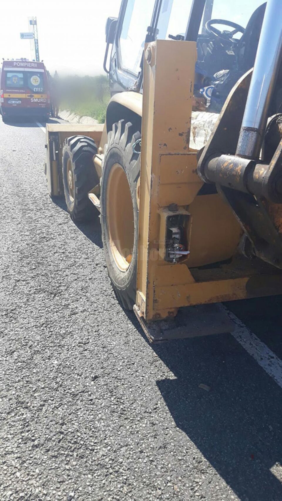 Cinci răniți din cauza depășirii unui buldoexcavator pe linia continuă
