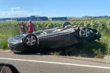 Cinci răniți din cauza depășirii unui buldoexcavator pe linia continuă