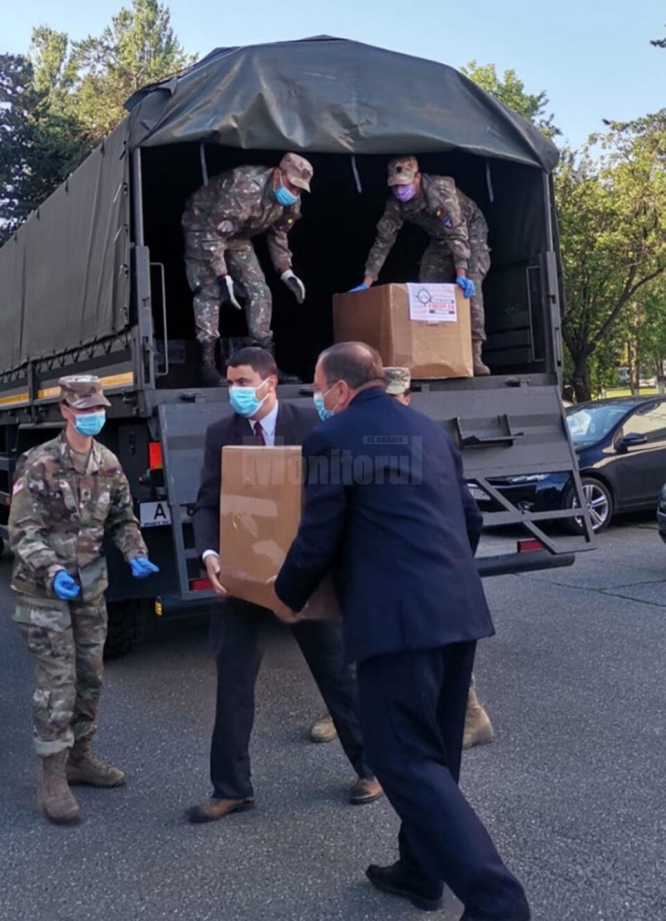 Gheorghe Flutur a ajutat la descărcarea echipamentelor donate de armata americană