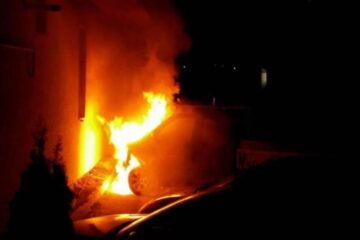 Autoturism incendiat în plină noapte, după ce fusese lăsat la marginea drumului. Foto: oradesibiu.ro