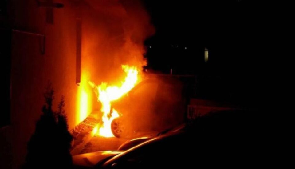 Autoturism incendiat în plină noapte, după ce fusese lăsat la marginea drumului. Foto: oradesibiu.ro