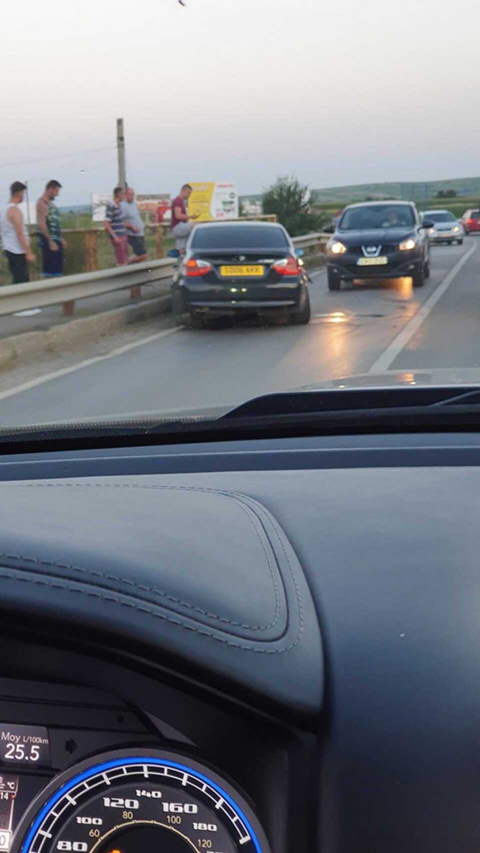 Beat turtă la volan, a intrat cu mașina în parapetul unui pod