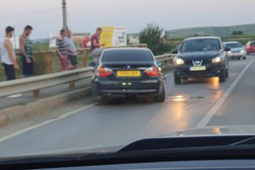 Beat turtă la volan, a intrat cu mașina în parapetul unui pod