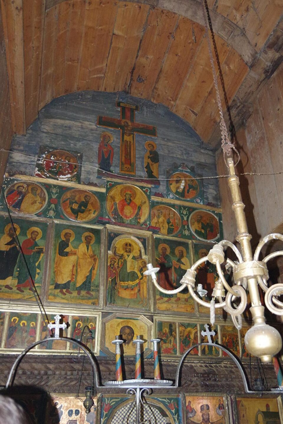 Picturi pe pereții interiori ai bisericuței din lemn