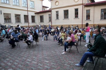 Avanpremiera a avut loc în curtea interioară a Colegiului Național „Nicu Gane” din Fălticeni