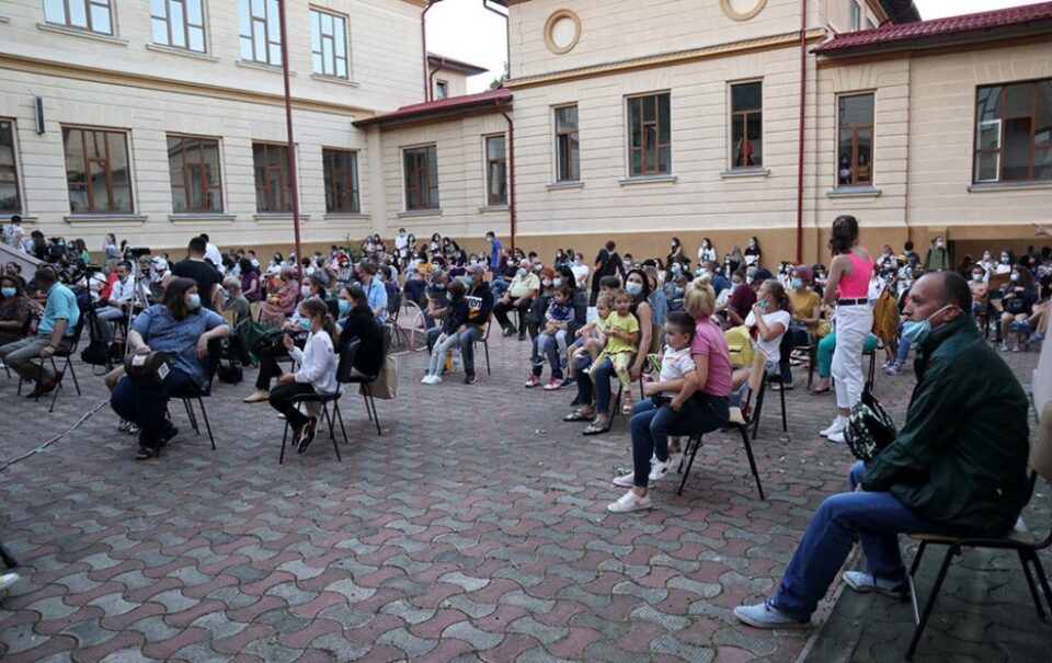 Avanpremiera a avut loc în curtea interioară a Colegiului Național „Nicu Gane” din Fălticeni Avanpremiera a avut loc în curtea interioară a Colegiului Național „Nicu Gane” din Fălticeni