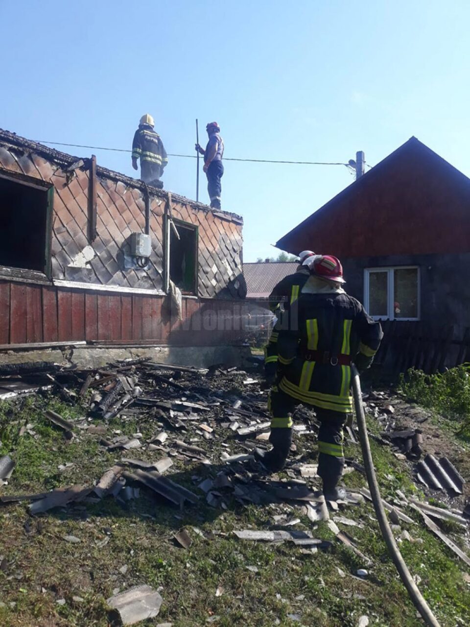 Două incendii puternice au distruse case și anexe la Humoreni și Câmpulung