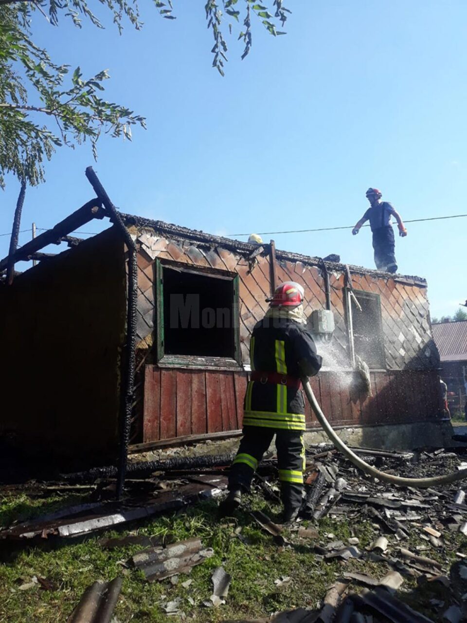 Două incendii puternice au distruse case și anexe la Humoreni și Câmpulung