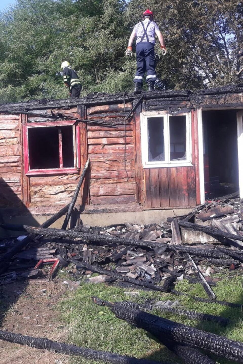 Două incendii puternice au distruse case și anexe la Humoreni și Câmpulung