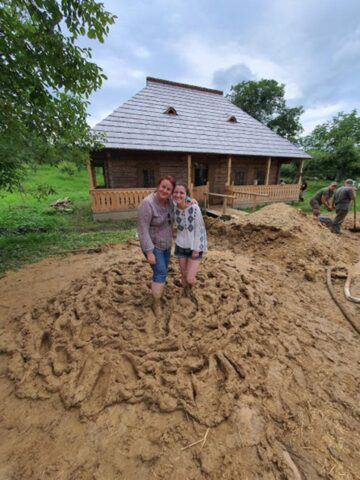 Clacă la Putna, la „casa Aionițoaie”, salvată de la demolare de Pascal Garnier