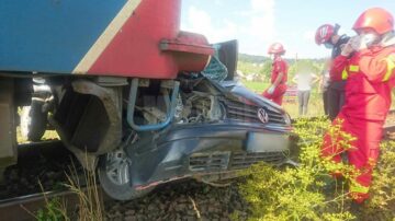 Mașina a fost surprinsă de locomotiva trenului Bistrița Nord - Vatra Dornei
