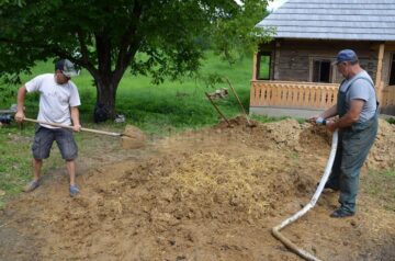 Clacă la Putna, la „casa Aionițoaie”, salvată de la demolare de Pascal Garnier