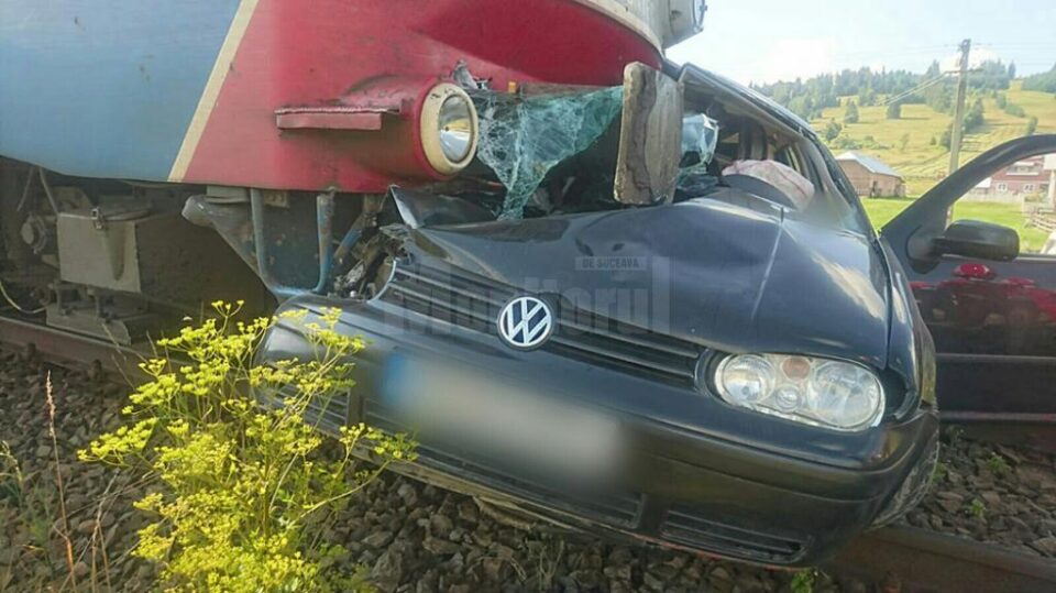 Mașina a fost surprinsă de locomotiva trenului Bistrița Nord - Vatra Dornei