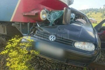 Mașina a fost surprinsă de locomotiva trenului Bistrița Nord - Vatra Dornei