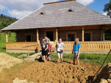 Clacă la Putna, la „casa Aionițoaie”, salvată de la demolare de Pascal Garnier