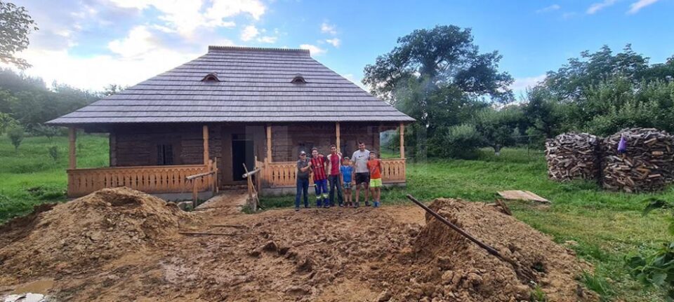 Clacă la Putna, la „casa Aionițoaie”, salvată de la demolare de Pascal Garnier Foto: Claca in Bucovina