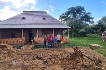Clacă la Putna, la „casa Aionițoaie”, salvată de la demolare de Pascal Garnier Foto: Claca in Bucovina