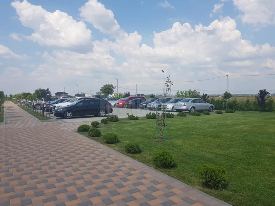 Cele trei petreceri din aceeași locație în aer liber, pe timp de zi, și numărul mare de mașini au atras imediat atenția Cele trei petreceri din aceeași locație în aer liber, pe timp de zi, și numărul mare de mașini au atras imediat atenția