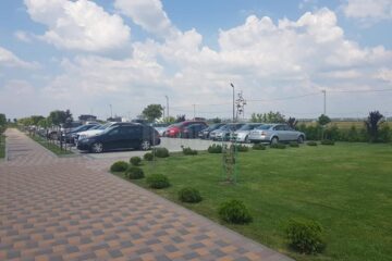 Cele trei petreceri din aceeași locație în aer liber, pe timp de zi, și numărul mare de mașini au atras imediat atenția