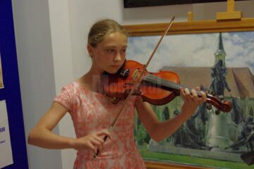 Vioara este una dintre disciplinele la care se pot înscrie copiii