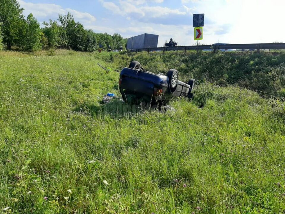 Doi răniți, duși la spital după ce o mașina s-a răsturnat la Bunești