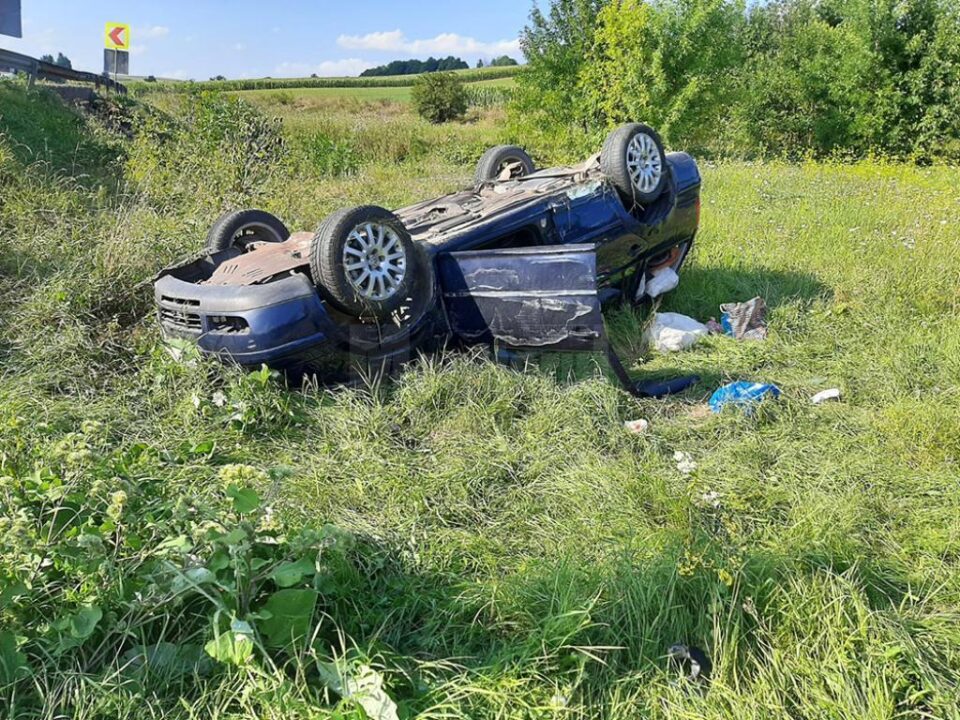 Doi răniți, duși la spital după ce o mașină s-a răsturnat la Bunești